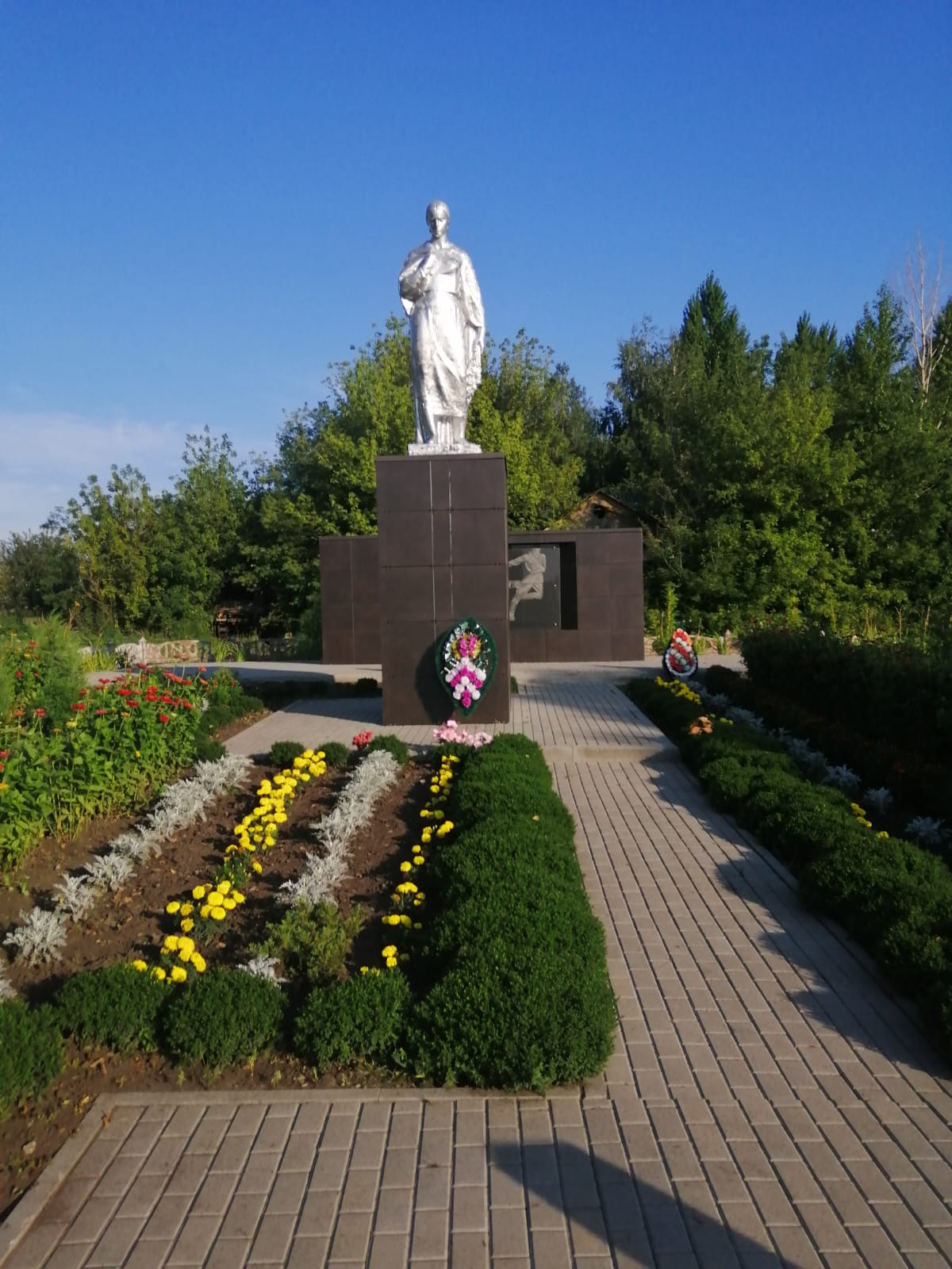 Братская могила советских воинов, погибших в боях с фашистскими захватчиками в 1943 году.  С. Александровка..