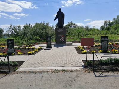 Братская могила советских воинов, погибших в боях с фашистскими захватчиками в 1943 году.    с. Бершаково.